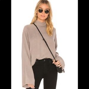 Bella Dahl BUTTON BACK TOP IN STONE GREY